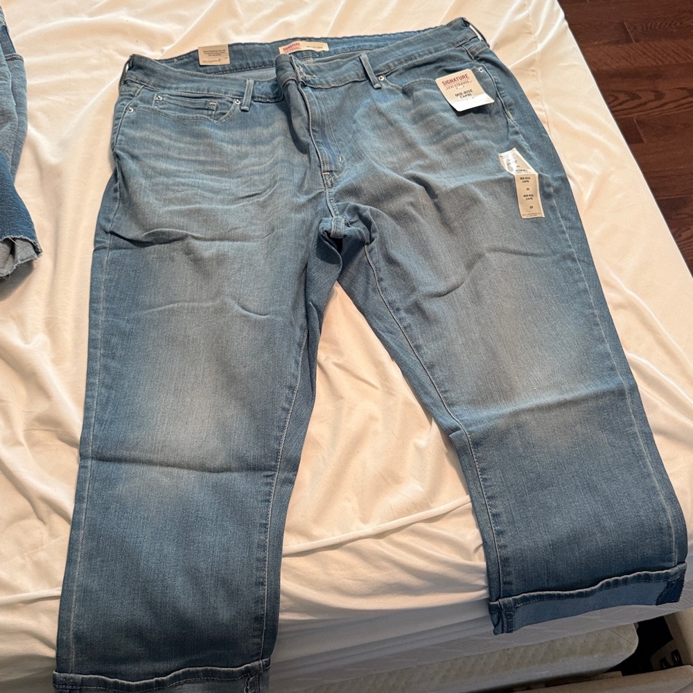 Signature by Levi Strauss Mid-Rise Blue Capri Jeans